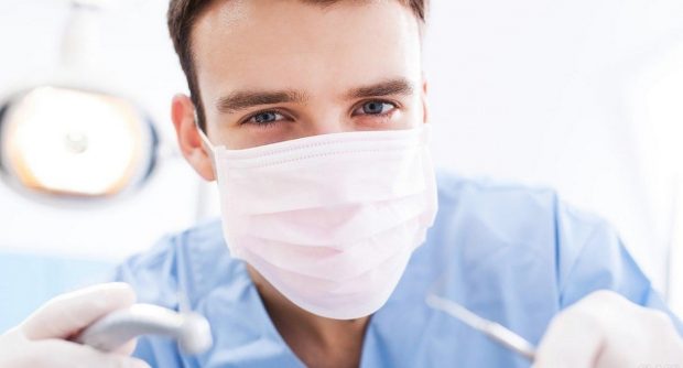 Столичного врача-стоматолога подозревают в покушении на убийство, разбойных нападениях и мошенничестве