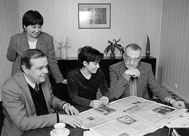 БІЛЯ ВИТОКІВ АНГЛОМОВНОГО ДАЙДЖЕСТУ. ЗЛІВА НАПРАВО: ДЖЕЙМС МЕЙС, ГОЛОВНИЙ РЕДАКТОР «ДНЯ» ЛАРИСА ІВШИНА, РЕДАКТОР АНГЛОМОВНОГО БЮРО ЛЮДМИЛА ГУМЕНЮК (1998—2000 РР.) ТА ПЕРЕКЛАДАЧ ДЖОРДЖ СКЛЯРБІЛЯ ВИТОКІВ АНГЛОМОВНОГО ДАЙДЖЕСТУ. ЗЛІВА НАПРАВО: ДЖЕЙМС МЕЙС, ГОЛОВНИЙ РЕДАКТОР «ДНЯ» ЛАРИСА ІВШИНА, РЕДАКТОР АНГЛОМОВНОГО БЮРО ЛЮДМИЛА ГУМЕНЮК (1998—2000 РР.) ТА ПЕРЕКЛАДАЧ ДЖОРДЖ СКЛЯР