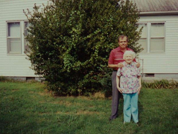 Джеймс Мейс разом з мамою