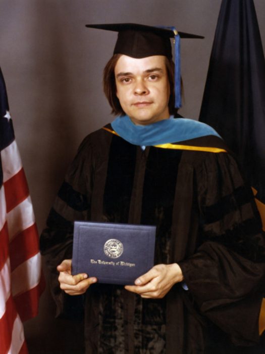 Джеймс Мейс з дипломом