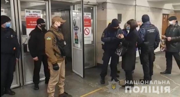 В Киеве полиция проверяет спецпропуска и патрулирует парки