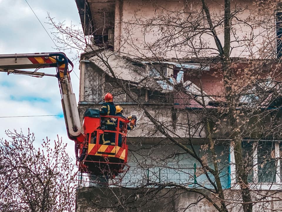 В многоэтажке Киева обвалился балкон