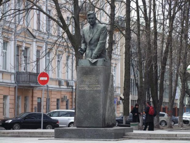 памятник мануильскому