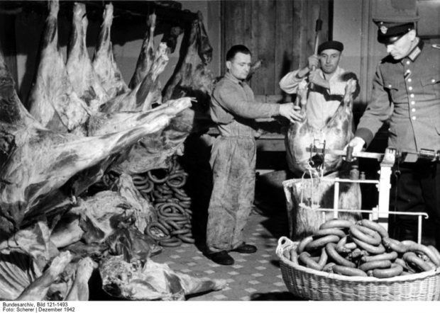 Свежее мясо для ежедневного снабжения полиции, Киев, декабрь 1942 года. Источник: Bundesarchiv, Bild 121-1493 / Фото: Scherer