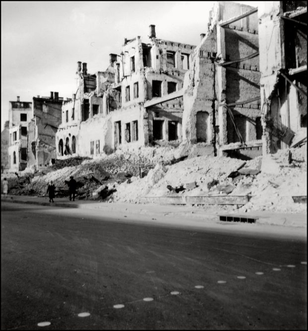 Бывший пешеходный переход на углу Крещатика и Прорезной. Фото Герберта Листа. Источник: cameralabs.org