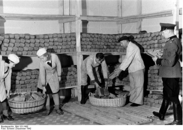 Пекарня, где выпекается хлеб для полицейских подразделений, Киевская область, декабрь 1942 года. Источник: Bundesarchiv, Bild 121-1492 / Фото: Scherer 