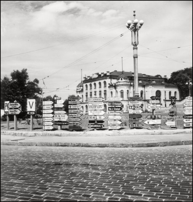 Немецкие указатели на Адольф-Гитлер-Платц, она же современная Европейская площадь. Фото Герберта Листа. Источник: cameralabs.org