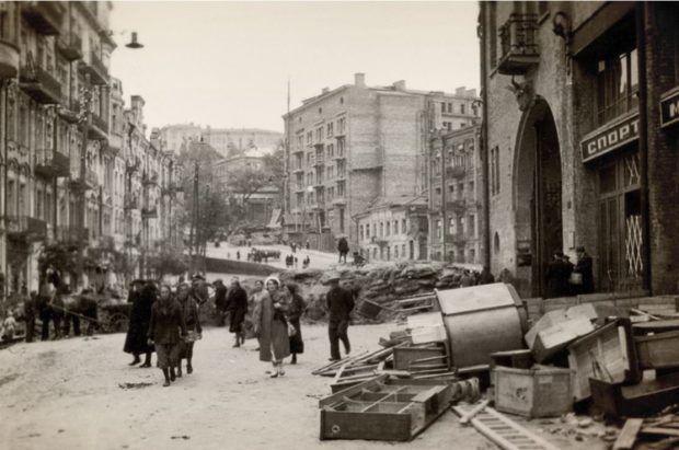 Разбитая мебель, выброшенная из разгромленных магазинов возле Бессарабского рынка. В отдалении видна разбитая баррикада из мешков с землей на улице Круглоуниверситетской. Сентябрь 1941 года Источник – zalizyaka.livejournal.com 