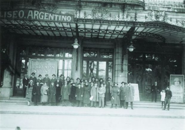 Український Національний Хор біля Teatro Coliseo у Буенос-Айресі