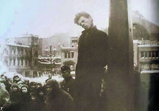 На заднем фоне — Бессарабка. Фото: trinixy.ru