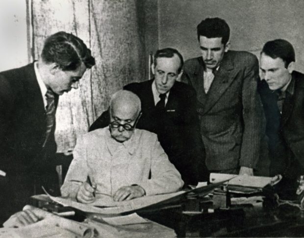 Евгений Патон за работой