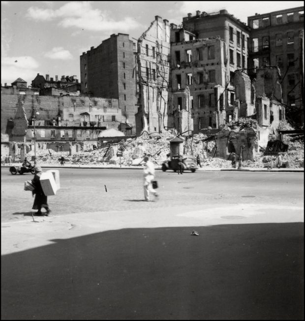 Перекресток современных улиц Крещатика и Б. Хмельницкого. Фото Герберта Листа. Источник: cameralabs.org
