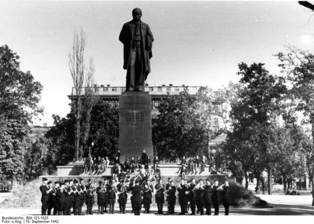 Музыкальный корпус Киевской охранной полиции пользуется большой популярностью среди местной молодежи. По случаю годовщины ввода немецких войск в Киев 19 сентября, состоялся концерт у памятника украинскому национальному поэту Тарасу Шевченко, Киев, 19 сентября 1942 года. Источник: Bundesarchiv, Bild 146-1991-052-20 / Фото: o.Ang. 