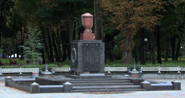 памятник героям октябрьского восстания в