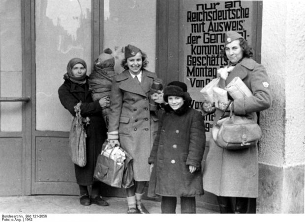 Помощницы командующего Полицией порядка в Рейхскомиссариате совершают покупки в Киеве, 1942 год. Источник: Bundesarchiv, Bild 146-1993-022-29A / Фото: o.Ang. 