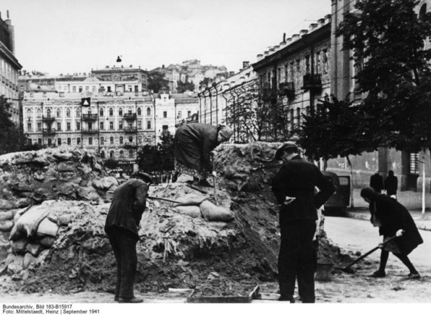 После захвата Киева местное население убирает баррикады на принудительных работах, сентябрь 1941 года. Источник: Bundesarchiv, Bild 183-B15917 / Фото: Heinz Mittelstaedt 