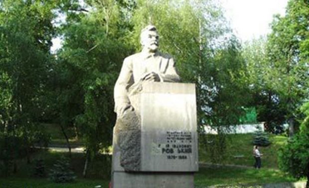 памятник петровскому