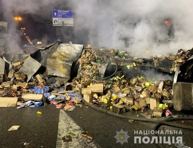 В Киеве столкнулись легковушка и грузовик: погибло три человека, оба автомобиля сгорели