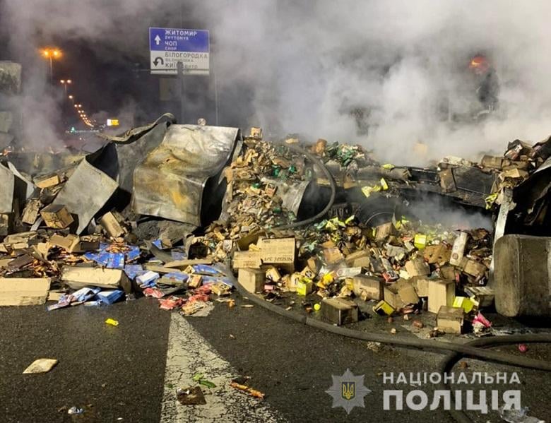 В Киеве столкнулись легковушка и грузовик: погибло три человека, оба автомобиля сгорели