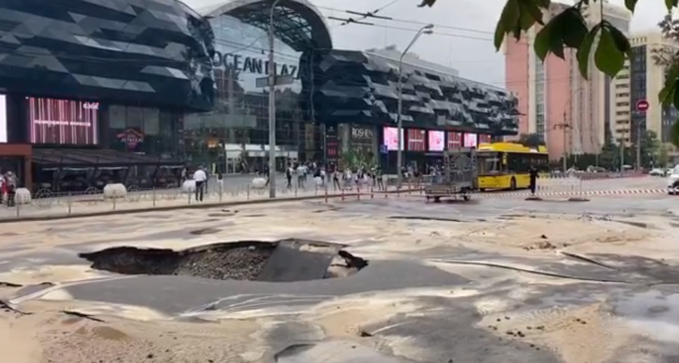 Возле ТРЦ "Ocean Plaza" в Киеве прорвало водопровод