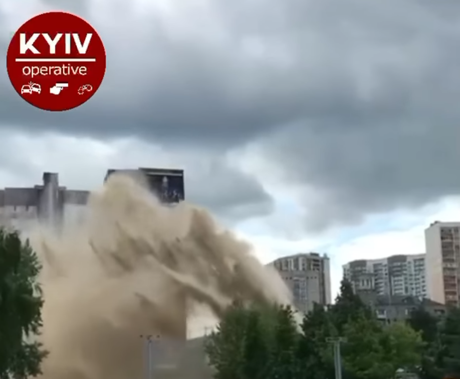 В Киеве прорвало теплотрассу: пострадали автомобили