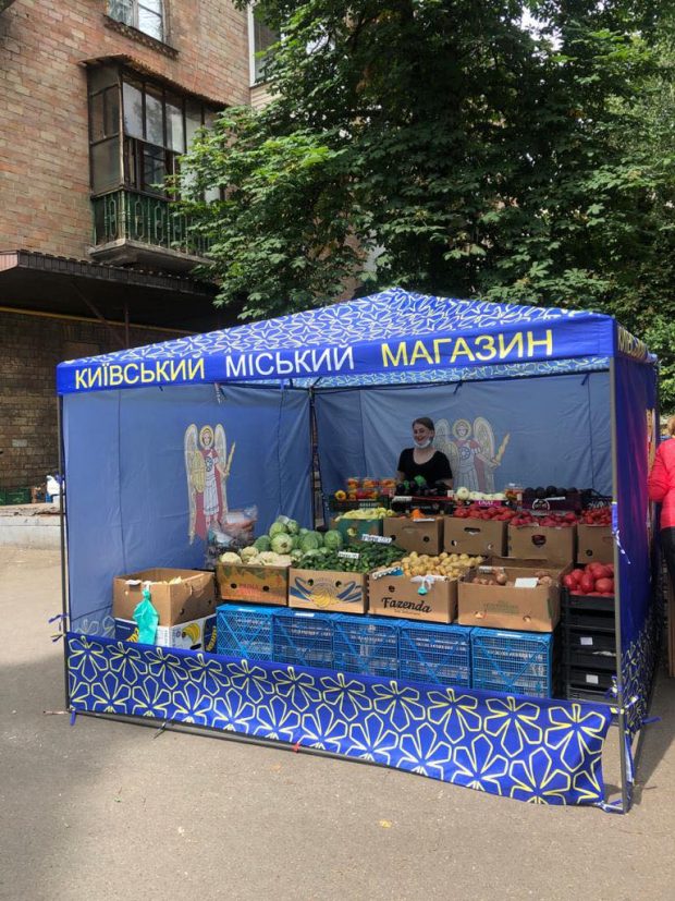 В Киеве торговцам начали выдавать бесплатные фирменные палатки