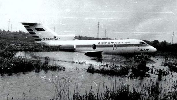 Посадка Як-40 на болоті
