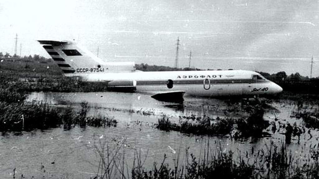 Посадка Як-40 на болоті