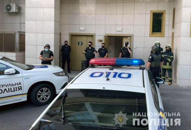В Киеве неизвестный ранил полицейского и гражданского, правоохранители начали спецоперацию