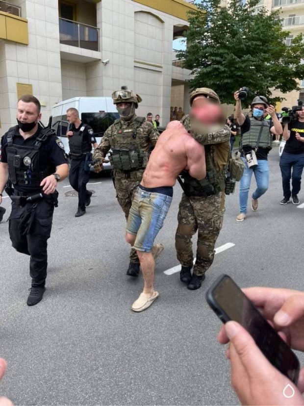 Мужчину, который ранил полицейского и гражданского, задержали