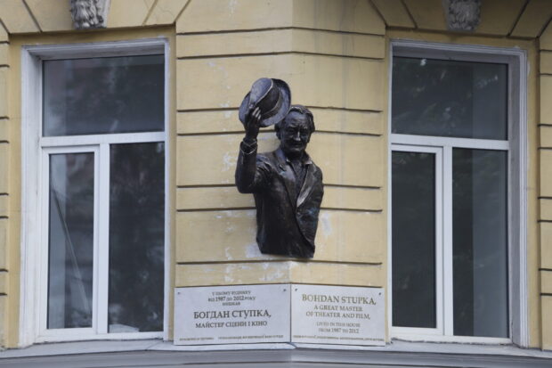 В Киеве открыли мемориальную доску-барельеф в честь украинского актера Богдана Ступки