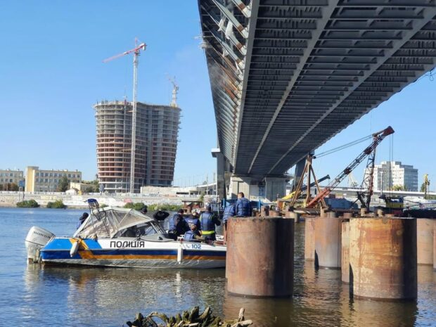 В Киеве правоохранители с водолазами провели осмотр Подольского моста
