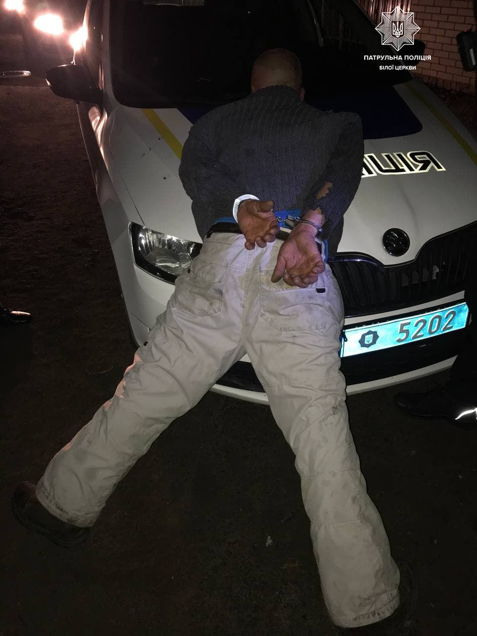 Под Киевом двое мужчин напали с ножом на женщину