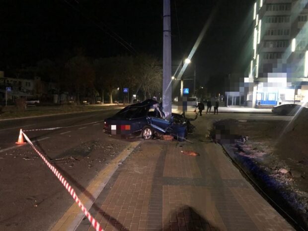 В Киевской области пьяный полицейские на авто врезался в столб: погиб пассажир