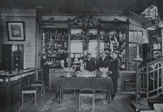 Відділ срібних виробів у магазині Йосипа Маршака, 1913 р