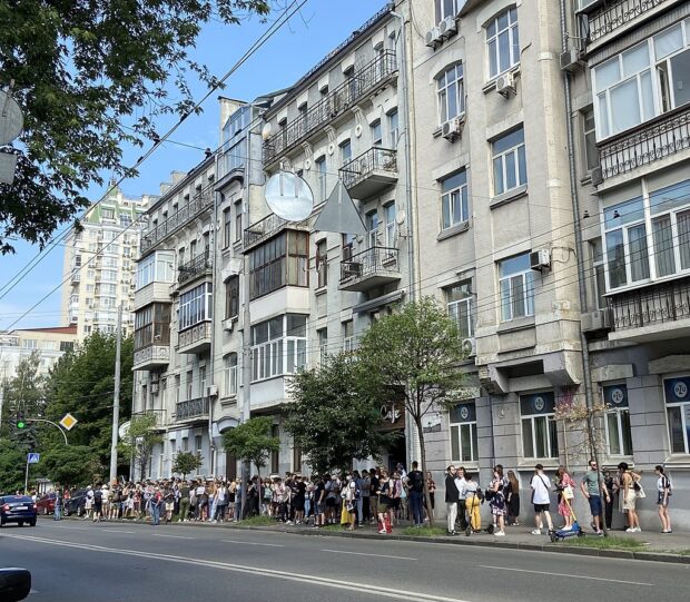 Мітинг проти “реконструкції” будинку “Квіти України

