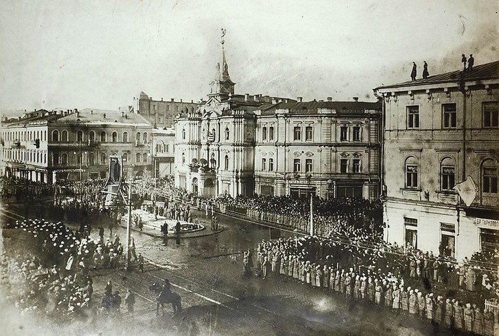 У Києві завжди вміли голосно виявляти невдоволення представниками влади. Ще за сто років перед декомунізацією тут повалили перший пам’ятник. Як кияни «повісили» колишнього царського міністра – читайте у новому матеріалі.
