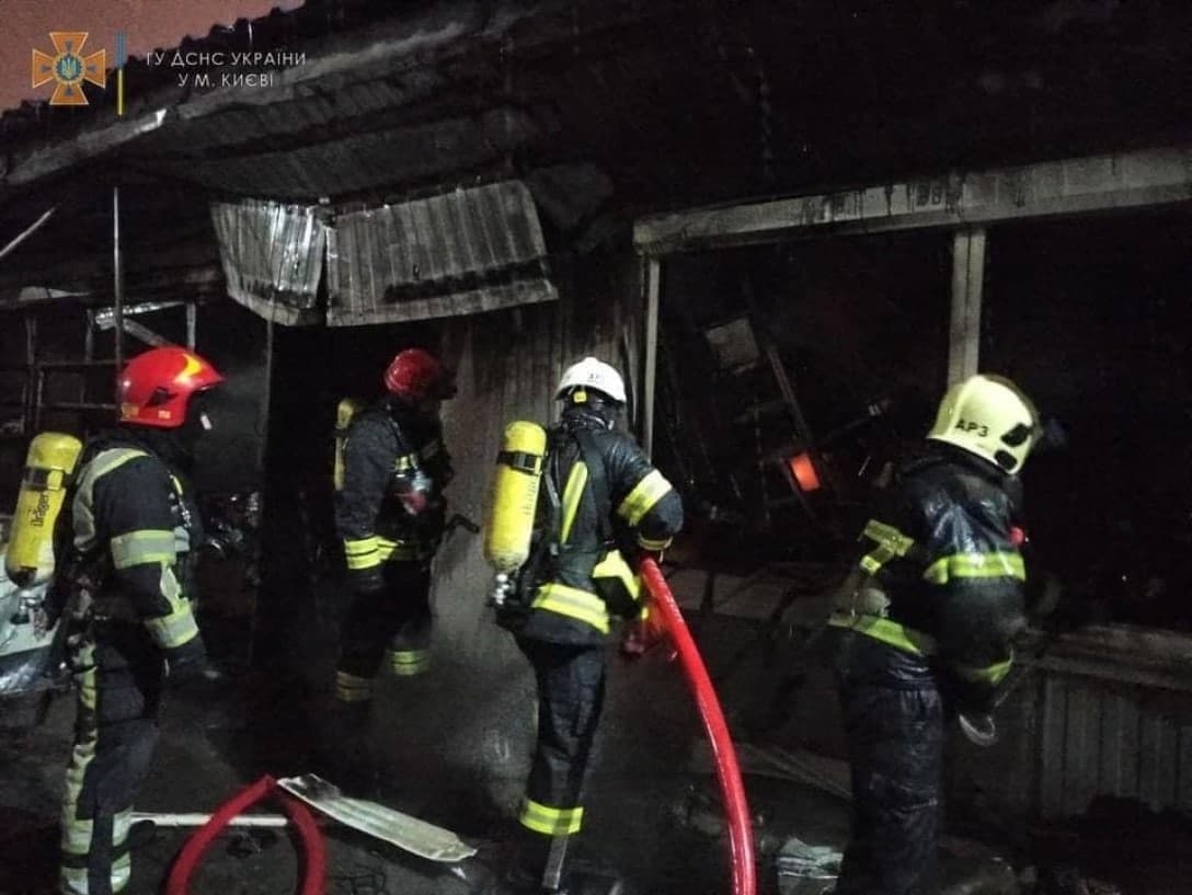 В Киеве горел рынок "Оболонь" (видео)