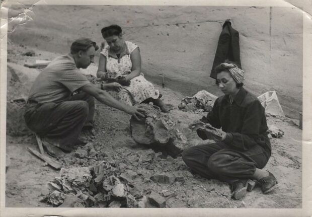 Археологічні розкопки на берегах Почайни. Сім'я археологів Шовкоплясів.