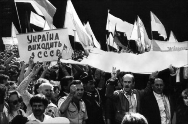 Мітинг на площі біля Верховної Ради України. Київ, 24 серпня 1991. 

