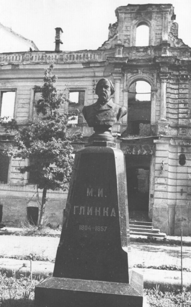 Пам'ятник Глінці перед руїнами консерваторії