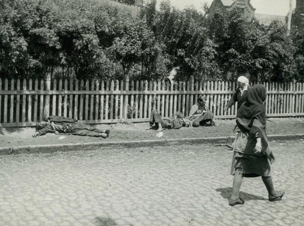 Жертви голоду на вулицях Харкова — столиці УСРР, 1933. Автор фото — Александр Вінербергер.