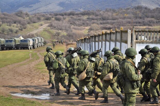 Військова частина в Перевальному під час захоплення Криму російськими військами у 2014.
