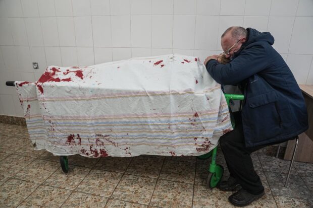Тато хлопчика Сергій плаче над тілом сина. Фото: Evgeniy Maloletka/AP Photo