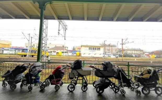 Польські мами залишають на кордоні коляски для українок
