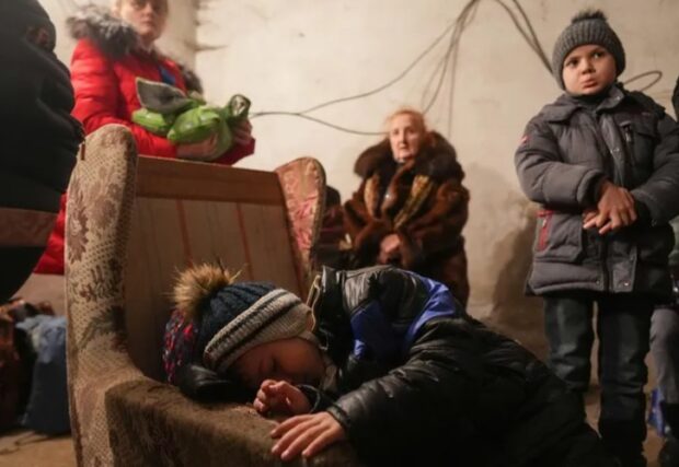 Маріуполь, діти ховаються в укритті від російських обстрілів

