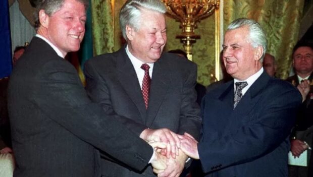 Підписанти угоди про ядерне роззброєння України - президенти Білл Клінтон, Борис Єльцин та Леонід Кравчук