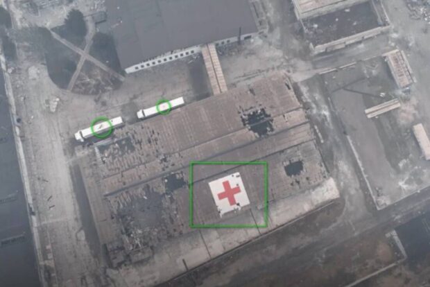 На даху будівлі було розміщено червоний хрест, який помітно з повітря. Такими хрестами відзначаються місця, де можуть бути поранені, цивільні або гуманітарні вантажі.