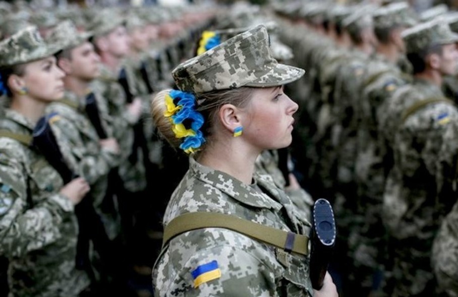 Журналістки та кондитерки: жінки, які воюють за Україну