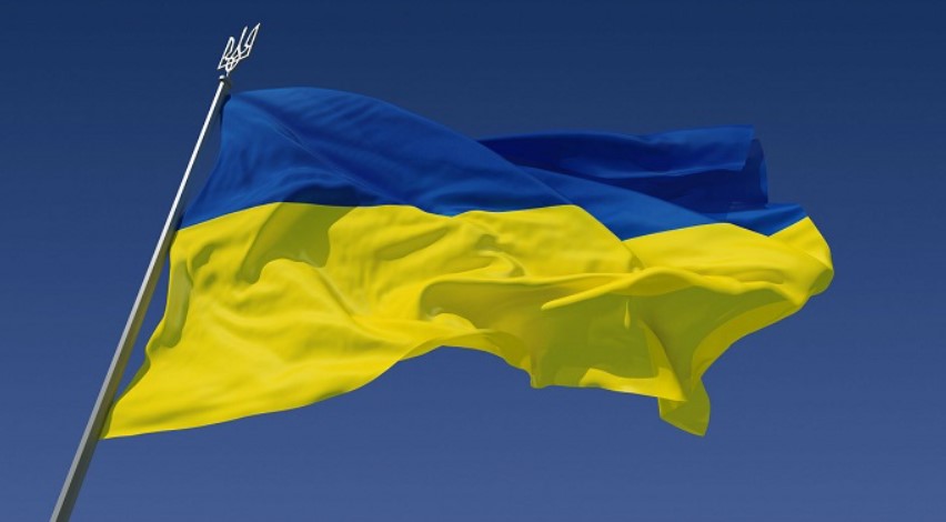 росіянку, яка здійснила наругу над українським прапором у Швеції, звільнили з роботи